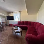 Sokoli, Enjoy Sunset At This Spacious Apartmán Tirana