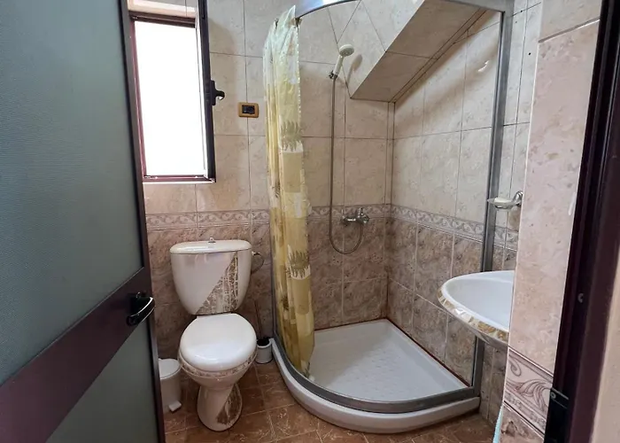 Sokoli, Enjoy Sunset At This Spacious Appartamento Tirana