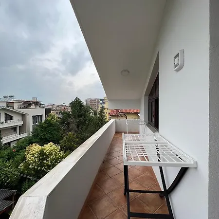 Sokoli, Enjoy Sunset At This Spacious Daire