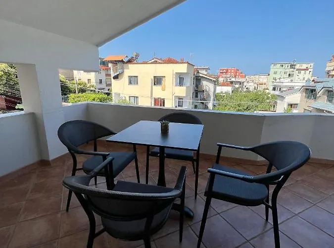 Sokoli, Enjoy Sunset At This Spacious Lägenhet