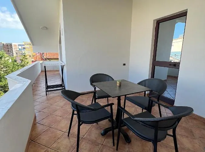 Sokoli, Enjoy Sunset At This Spacious Lägenhet